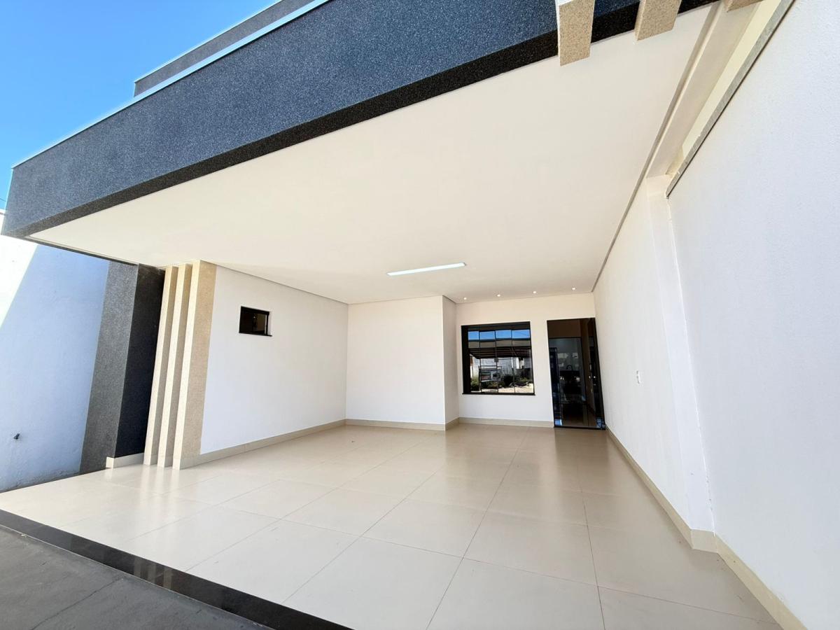 Casa com 3 quartos sendo 1 suíte com closet;